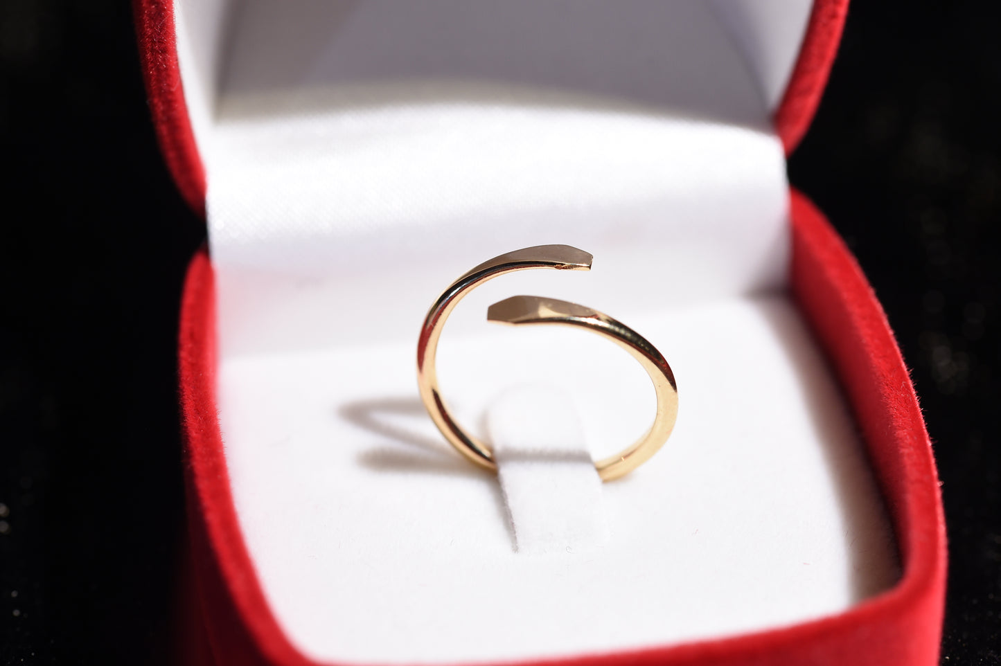 Minimalist Open Gold Ring – Elegant & Timeless